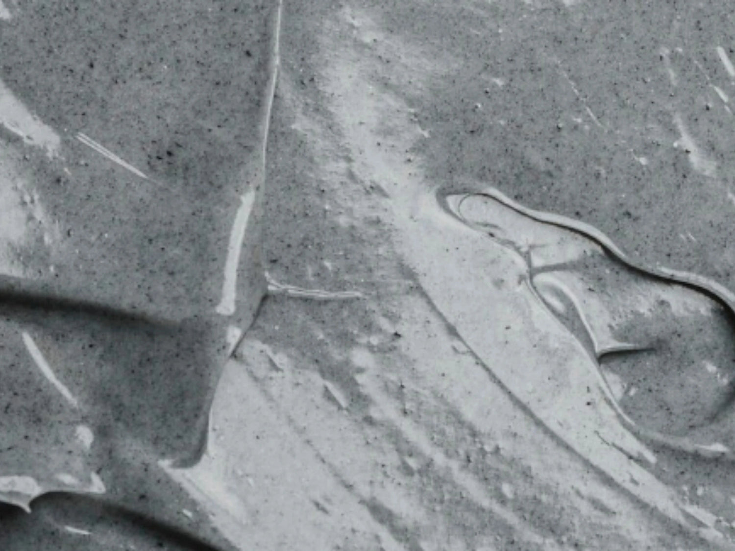 Texture argile grise en application, visuel du soin Seomse cible imperfections au kaolin et acide salicylique