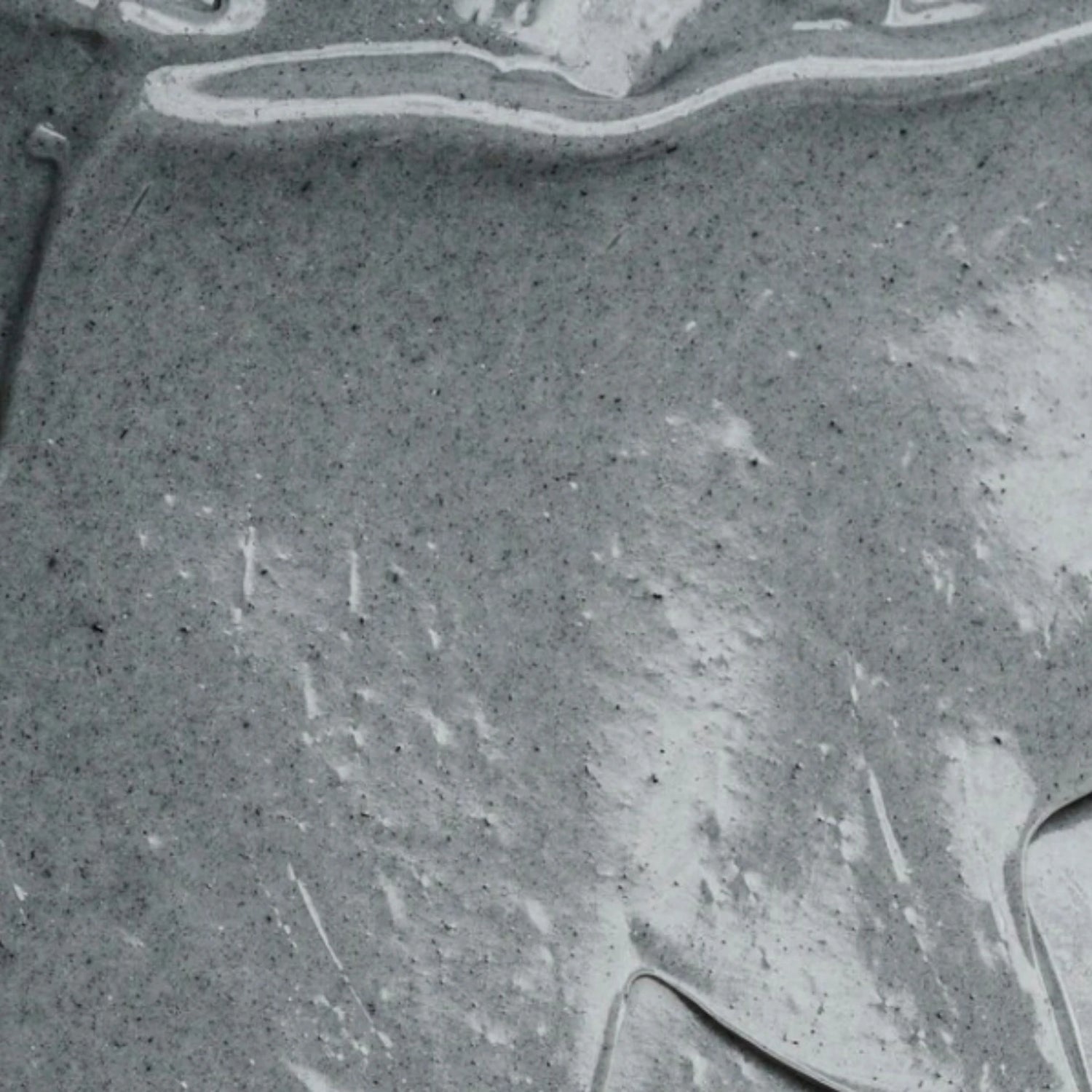 Texture du soin visage Seomse cible imperfections, formule avec kaolin et acide salicylique, gros plan matière grise granitée