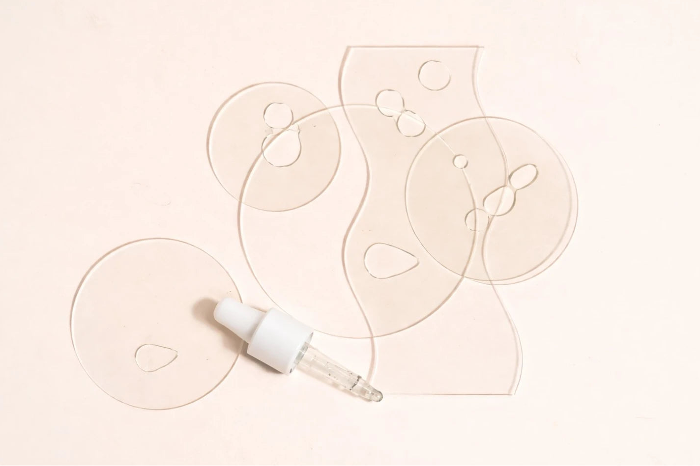Texture sérum visage transparente avec pipette sur fond beige, visuel skincare Seomse pour routine soin visage hydratante.